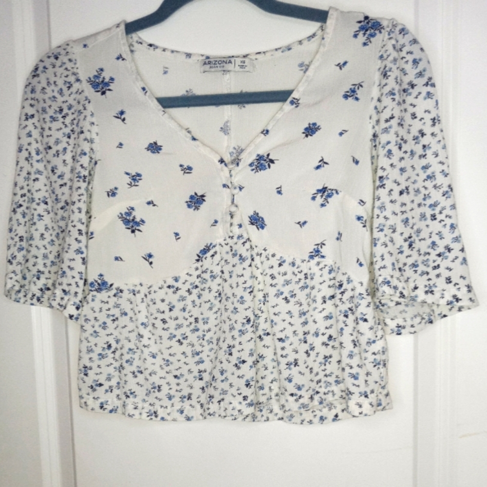 Arizona Jean Company Whute Floral Crop Top